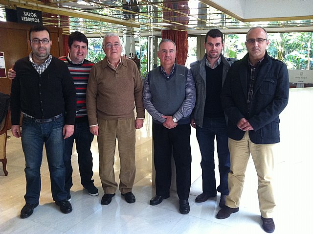 Un grupo de nazarenos de Totana acompañados por el Consiliario del Cabildo visitan Sevilla para entrevistar al famoso compositor don Abel Moreno Gómez, Foto 1
