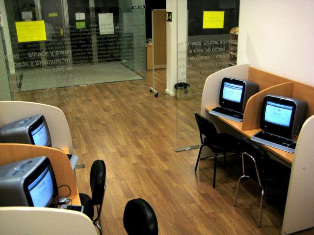 La biblioteca José María Munuera y Abadía amplía sus servicios con una nueva sala de informática con acceso a Internet, Foto 2