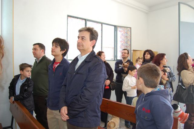 Decenas de vecinos acuden a la tradicional misa de San Antón - 3, Foto 3