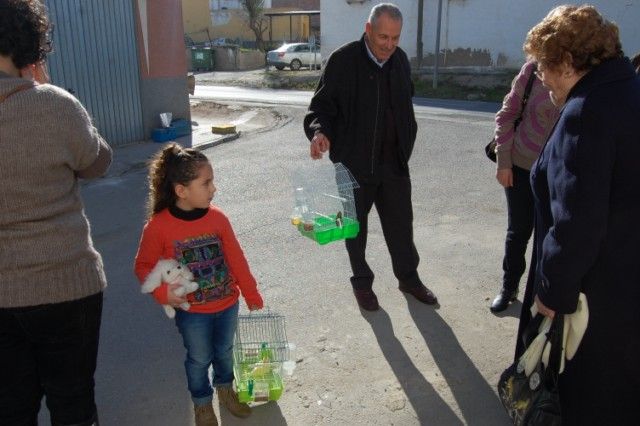 Decenas de vecinos acuden a la tradicional misa de San Antón - 4, Foto 4