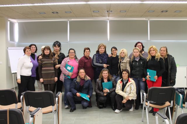 Mujer clausura dos cursos en el que han participado ms de treinta mujeres, Foto 2