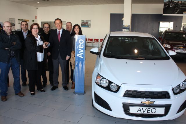El Alcalde entrega a una vecina de Cabezo de Torres el coche regalado por las plazas de abastos municipales - 1, Foto 1