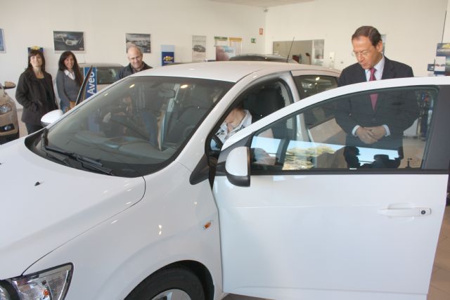 El Alcalde entrega a una vecina de Cabezo de Torres el coche regalado por las plazas de abastos municipales - 2, Foto 2