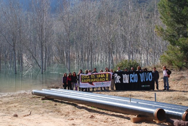 Imágenes de la protesta realizada por Ecologistas en Acción en el embalse del Cenajo durante las obras de ensamblaje del segundo oleoducto (febrero 2011), Foto 1