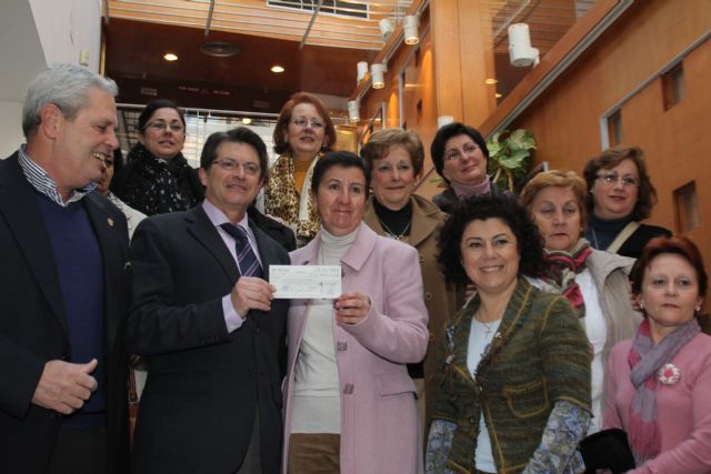 El Alcalde recibe una ayuda solidaria entregada por el Primer Edil de Vera y la Asociación de Fibromialgia de dicho municipio - 1, Foto 1