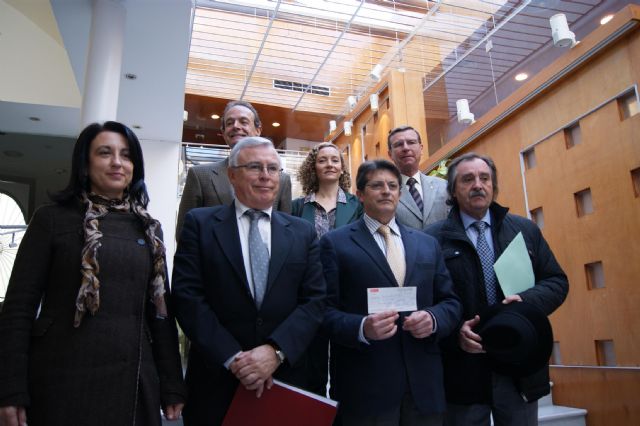 El Alcalde recibe una ayuda solidaria de 3.000 euros por parte de profesores de un curso de la Universidad del Mar - 1, Foto 1