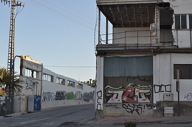 PSOE: Es urgente reparar y sustituir muros, paredes y aceras destruidas en Los Vientos por riesgo de accidentes - 1, Foto 1