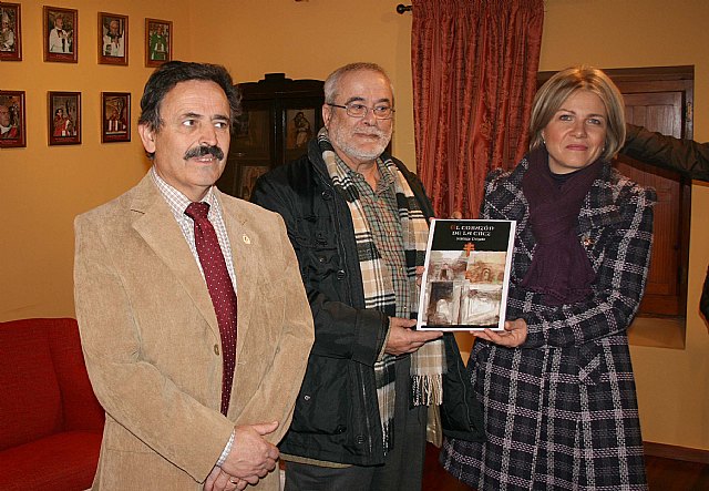 El ganador del premio de novela Caravaca, Ciudad sSnta visita la basílica de la Vera Cruz - 1, Foto 1