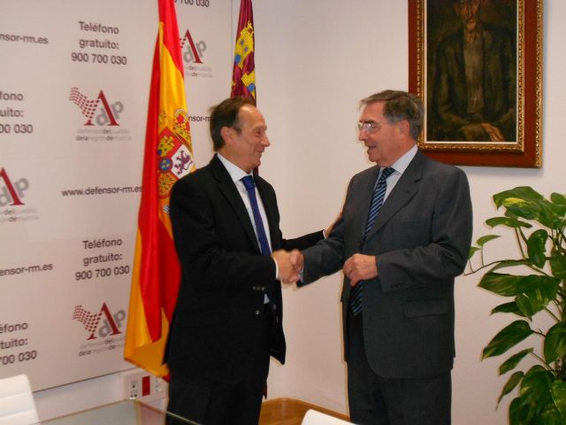 El concejal de Relaciones Institucionales y el Defensor del Pueblo se reúnen para hacer balance de los expedientes tramitados en el municipio - 1, Foto 1