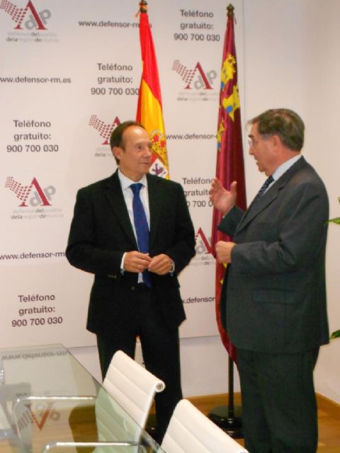 El concejal de Relaciones Institucionales y el Defensor del Pueblo se reúnen para hacer balance de los expedientes tramitados en el municipio - 2, Foto 2