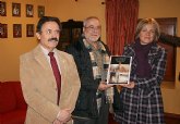 El ganador del premio de novela 'Caravaca, Ciudad sSnta' visita la baslica de la Vera Cruz