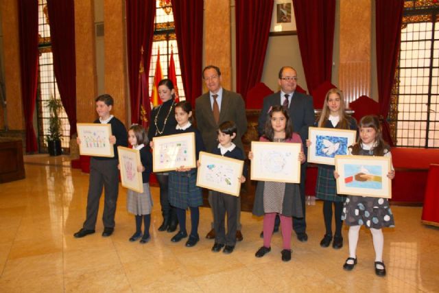 El Alcalde entrega los premios obtenidos por los escolares que mejores ideas tienen sobre la paz - 1, Foto 1