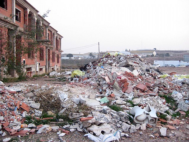 El Grupo Socialista exige la limpieza inmediata de los solares municipales situados frente al campo de fútbol de Javalí Nuevo - 1, Foto 1