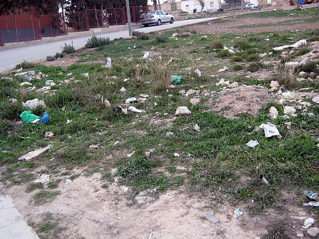 El Grupo Socialista exige la limpieza inmediata de los solares municipales situados frente al campo de fútbol de Javalí Nuevo - 2, Foto 2