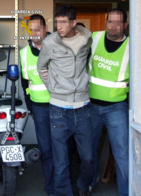 La Guardia Civil desarticula un grupo criminal responsable de 12 atracos en estancos y bazares de la Regin, Foto 2