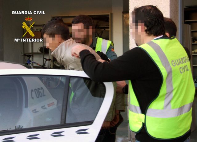 La Guardia Civil desarticula un grupo criminal responsable de 12 atracos en estancos y bazares de la Regin, Foto 3