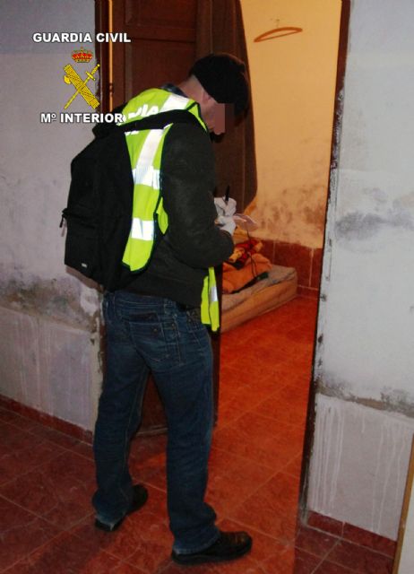 La Guardia Civil desarticula un grupo criminal responsable de 12 atracos en estancos y bazares de la Regin, Foto 4