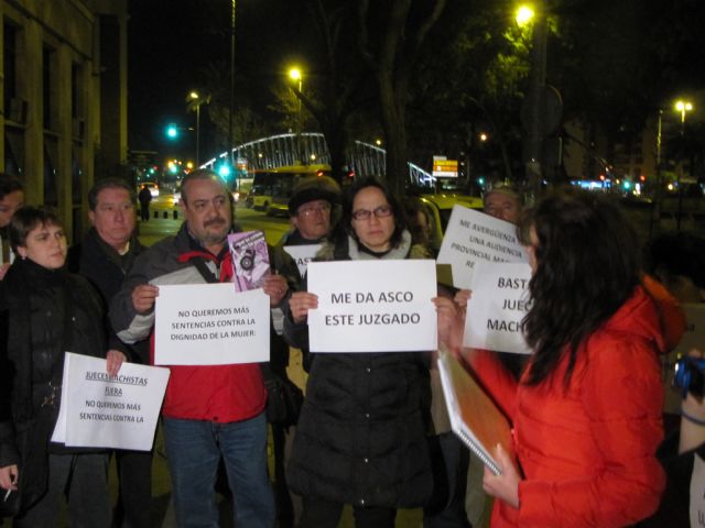 Medio centenar de personas se concentran en Murcia contra las sentencias machistas - 1, Foto 1