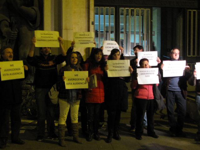 Medio centenar de personas se concentran en Murcia contra las sentencias machistas - 2, Foto 2