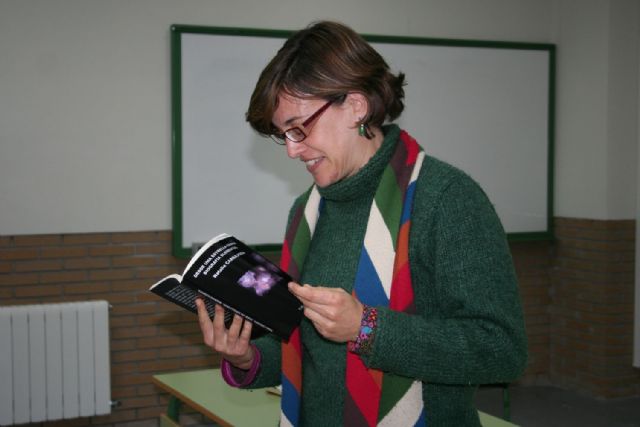 Natalia Carbajosa recita sus poesías en el IES Los Molinos - 1, Foto 1