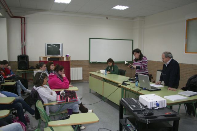 Natalia Carbajosa recita sus poesías en el IES Los Molinos - 2, Foto 2