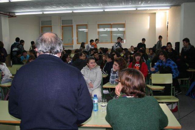 Natalia Carbajosa recita sus poesías en el IES Los Molinos - 3, Foto 3