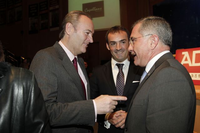 El alcalde de Águilas asistió esta semana a la presentación del Anuario del Deporte Valenciano 2011 - 1, Foto 1