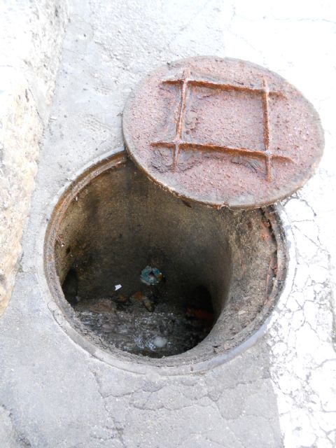 La concejalías de Salud Pública y Servicios llevan a cabo trabajos de control de plagas de roedores en los diferentes barrios y pedanías del municipio, Foto 1