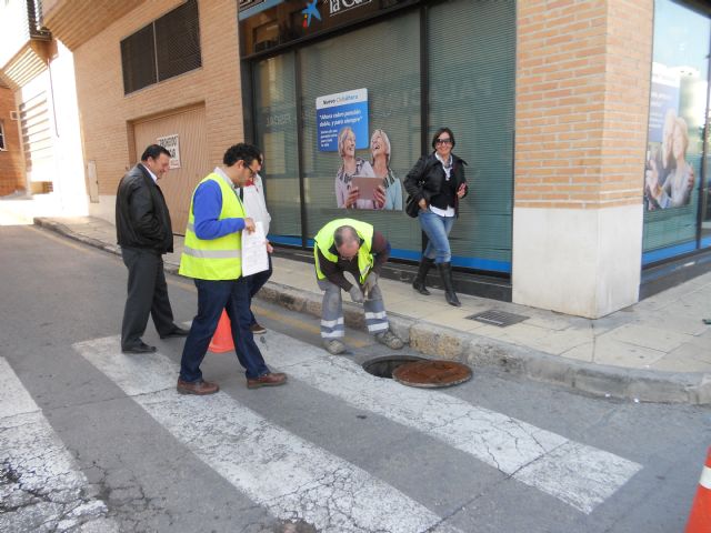 La concejalías de Salud Pública y Servicios llevan a cabo trabajos de control de plagas de roedores en los diferentes barrios y pedanías del municipio, Foto 4