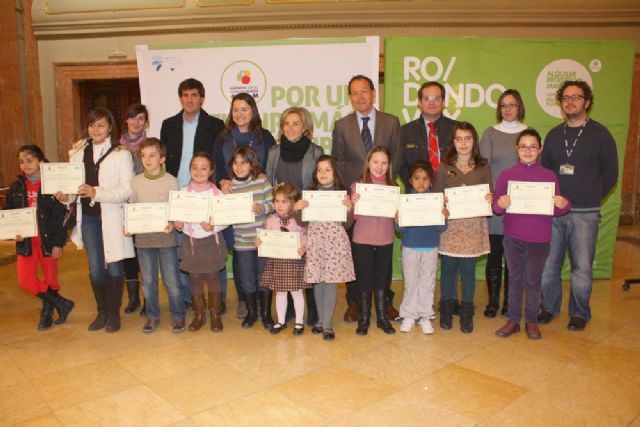 El Alcalde entrega los premios del concurso que pretende convertir a los escolares en defensores de la movilidad sostenible - 2, Foto 2