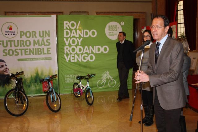 El Alcalde entrega los premios del concurso que pretende convertir a los escolares en defensores de la movilidad sostenible - 3, Foto 3