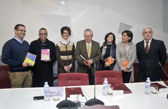 La Universidad de Murcia presentó la colección de guías de preparación para las pruebas de acceso - 4, Foto 4