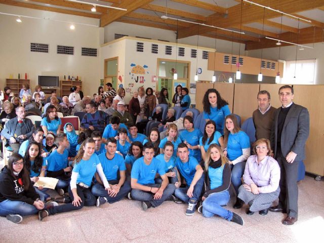 Jóvenes y mayores celebran juntos el tercer aniversario del Centro de Día de El Algar - 1, Foto 1