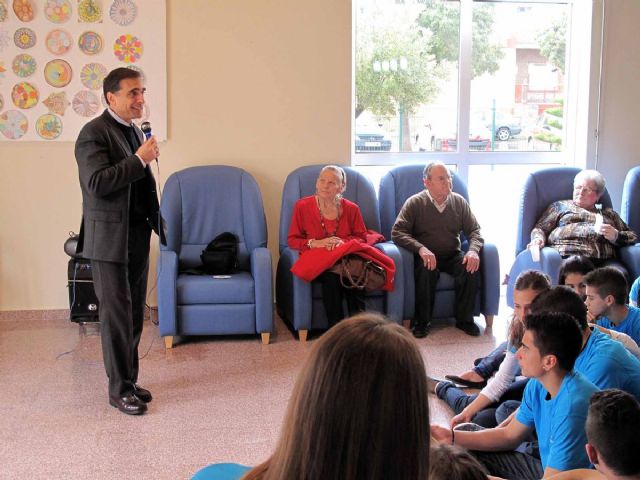 Jóvenes y mayores celebran juntos el tercer aniversario del Centro de Día de El Algar - 3, Foto 3