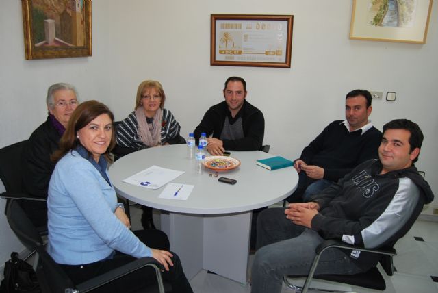 Los pedneos y la responsable del rea se renen para tratar diversos asuntos de los ncleos alhameños, Foto 1