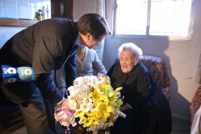 El Alcalde de Lorca felicita a Elvira Carrasco, la lorquina con más edad - 1, Foto 1