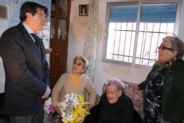 El Alcalde de Lorca felicita a Elvira Carrasco, la lorquina con más edad - 2, Foto 2
