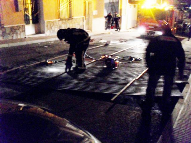 Protección Civil y Bomberos retiran un tejado de chapa que arrancó el temporal de viento en una vivienda de la calle España, Foto 1