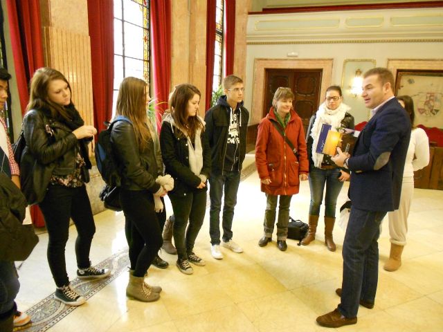 Miguel Cascales da la bienvenida a alumnos de un Instituto de Suecia que participan en un intercambio con estudiantes de La Flota - 1, Foto 1