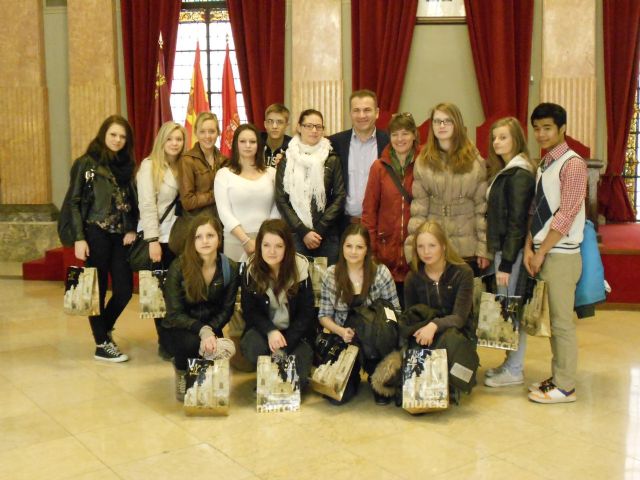 Miguel Cascales da la bienvenida a alumnos de un Instituto de Suecia que participan en un intercambio con estudiantes de La Flota - 2, Foto 2