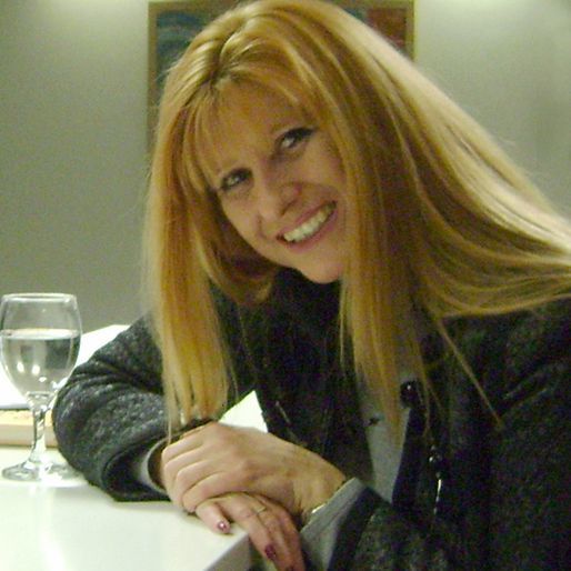 Julia R. Robles presenta el libro de cuentos ilustrados Extrañas mujeres de azul en la Biblioteca Salvador García Aguilar de Molina de Segura el jueves 9 de febrero - 1, Foto 1