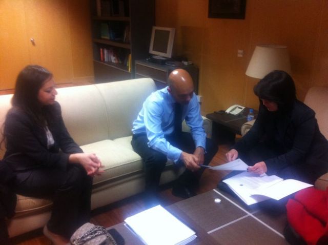 La alcaldesa se reúne con el secretario de Estado Jaime García-Legaz, del Ministerio de Economía y Competitividad, para presentarle el plan de viabilidad municipal, Foto 2