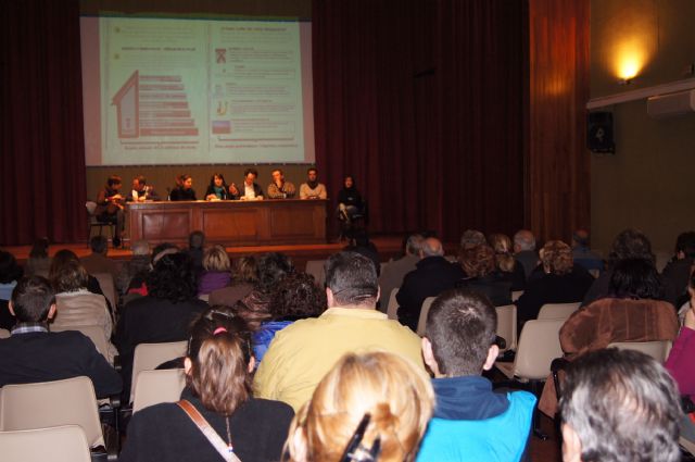 El Gobierno municipal expone a las asociaciones de vecinos y al tejido asociativo local los resultados de la auditoría y las medidas del plan de viabilidad, Foto 1