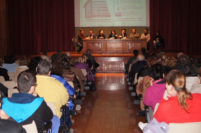 El Gobierno municipal expone a las asociaciones de vecinos y al tejido asociativo local los resultados de la auditoría y las medidas del plan de viabilidad, Foto 2