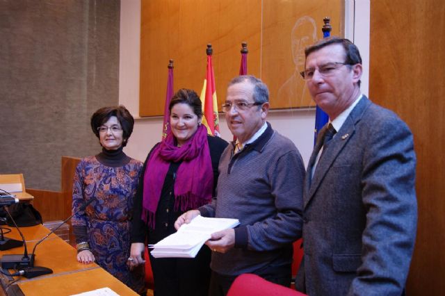 El pintor cartagenero Juan Martínez Pedrero dona a la Mesa Solidaria de Lorca 4.430 euros recaudados con la venta de 24 de sus cuadros - 1, Foto 1