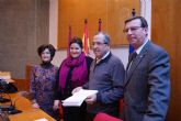 El pintor cartagenero Juan Martnez Pedrero dona a la Mesa Solidaria de Lorca 4.430 euros recaudados con la venta de 24 de sus cuadros
