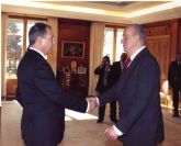 Los Graduados Sociales de España entregan al Rey la Gran Cruz de la Justicia Social