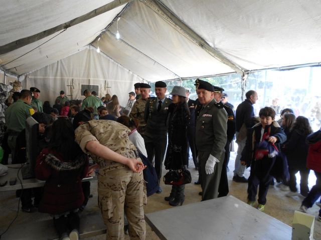 Más de mil alumnos visitan hoy el campamento instalado en el Malecón dedicado a las misiones internacionales - 2, Foto 2