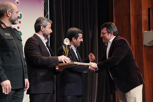 Pedro Martínez Gómez recibió de manos del presidente de la república, Mahmoud Ahmadineyad, el Premio Internacional de Investigación de la Academia de Ciencias de Irán, Foto 2