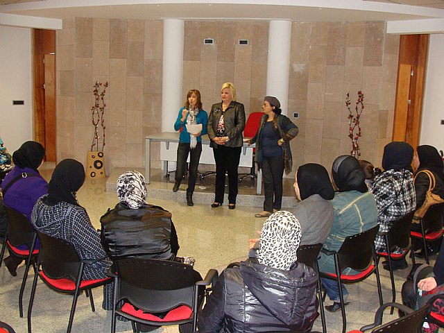 Servicios Sociales imparte cursos de español y autoprotección dirigidos a mujeres inmigrantes - 1, Foto 1